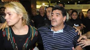 Maradona se separa de su novia Rocío Oliva, de 23 años, a quien acusó de robo