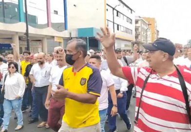 Transportistas se paralizan y protestan en el centro de Guayaquil