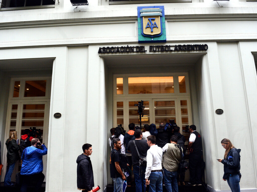 Justicia allana la sede de la AFA y a 13 equipos argentinos por la causa Sur Finanzas