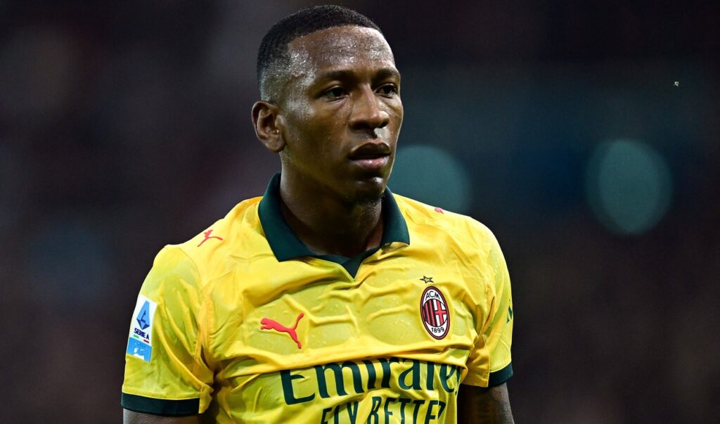 Estupiñán volvió a ser suplente en el Milan