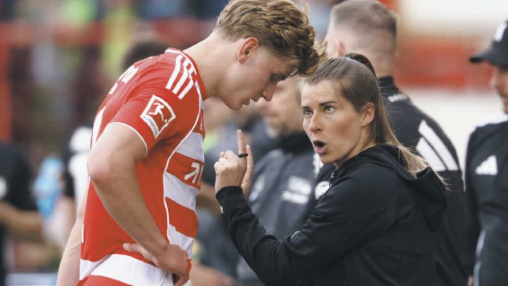 Marie-Louise Eta, la primera mujer en dirigir un equipo masculino en Alemania