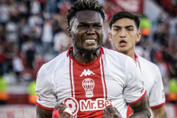 Jordy Caicedo brilla en Huracán segundo maximo goleador en La Liga Argentina