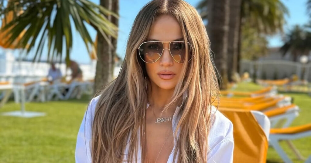 Con 56 años, Jennifer Lopez presume su figura en un diminuto bikini