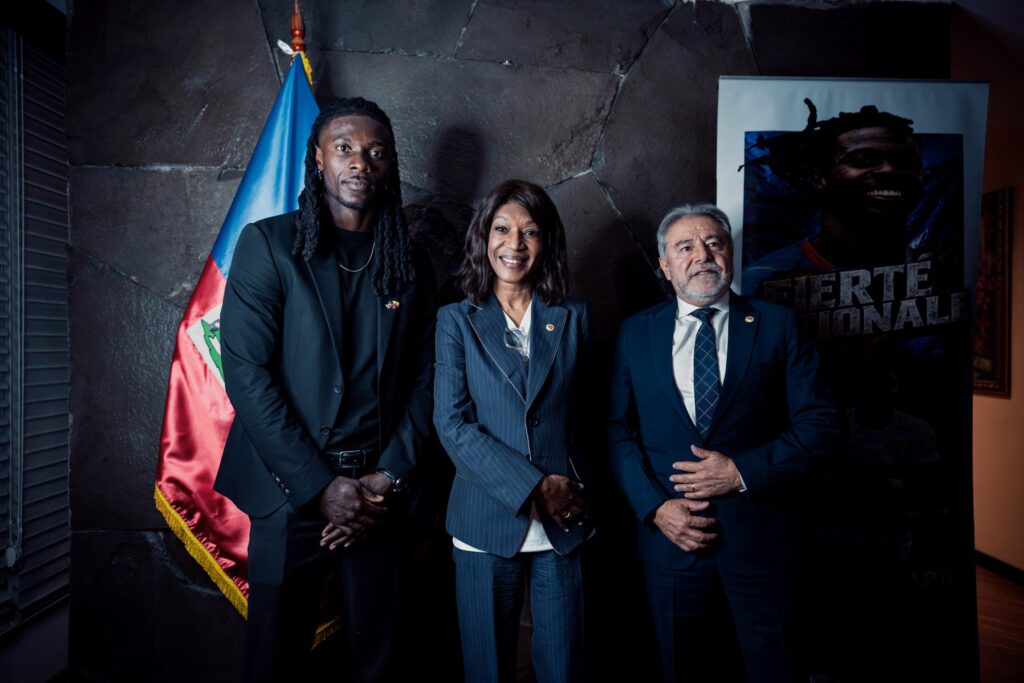 Ricardo Adé recibe reconocimiento de la Embajada de Haití