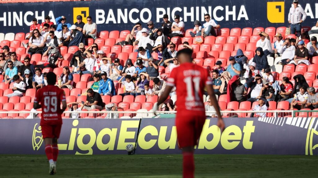 Hinchas de LDU intentaron entrar a los camerinos