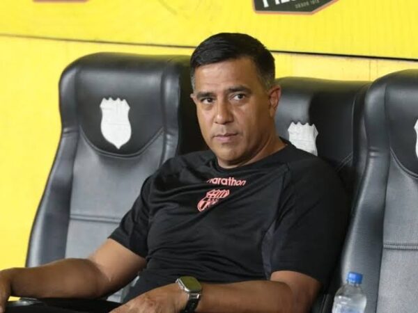César Farías pide mesura tras la derrota de Barcelona SC