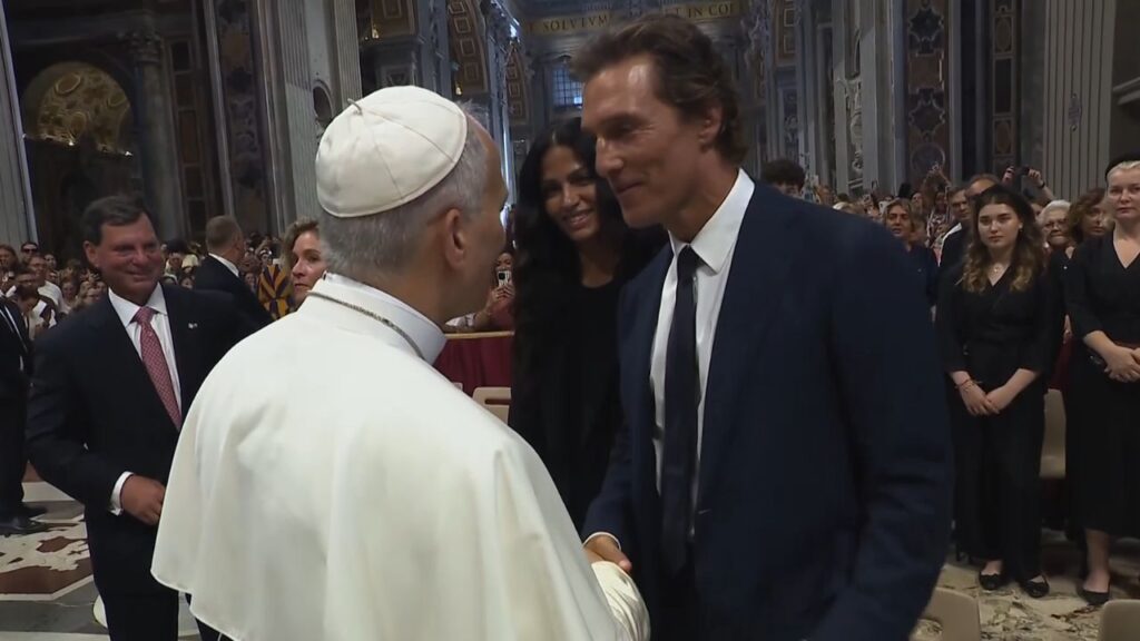 Matthew McConaughey y su esposa Camila Alves saludan al papa León XIV