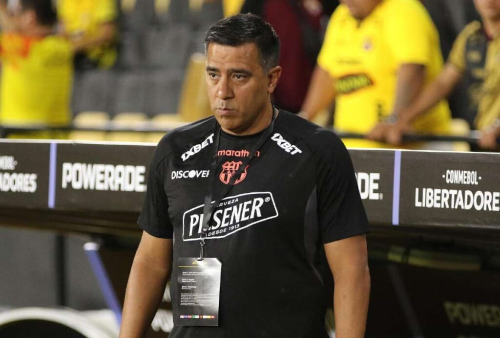 El enojo de César Farías con un camarógrafo en el empate entre Barcelona SC y Leones FC