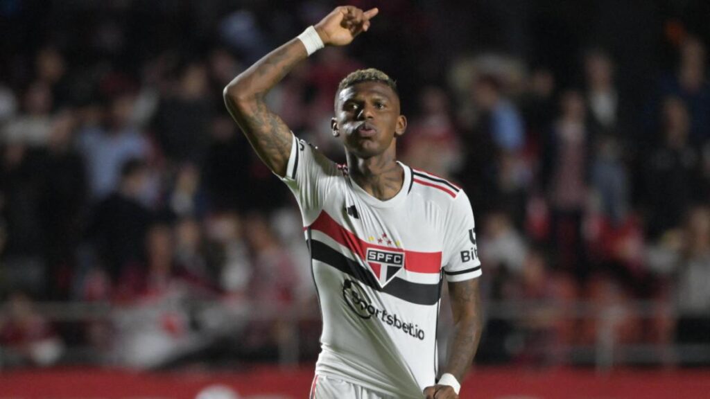 Robert Arboleda sumó minutos en la derrota de Sao Paulo fremte a Santos
