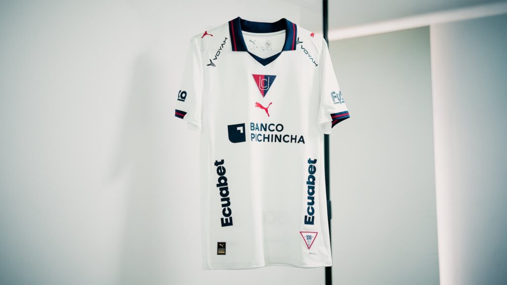 Liga de Quito presenta su nueva camiseta conmemorativa